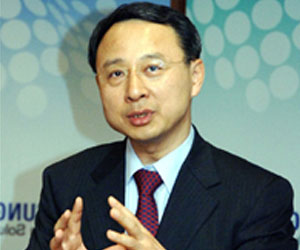 Samsung Electronics president Hwang Chang-kyu launching the 32GB flash drive in Taipei. / Yonhap