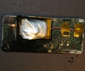 This photo taken by eeno of eeno.mine.nu shows the remainder of his iPod after it spontaneously combusted.