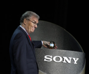 Sony CEO demos flexible OLED technology
