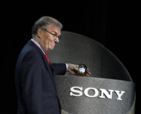 Sony CEO demos flexible OLED technology